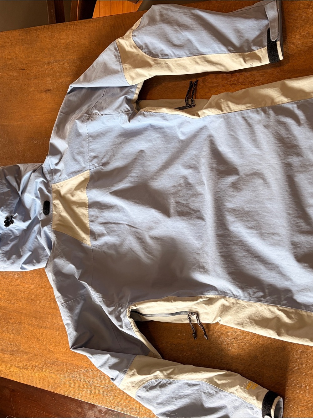Mountain Hardwear Light Blue and Cream Hooded Ski Jacket - Picture 12 of 14